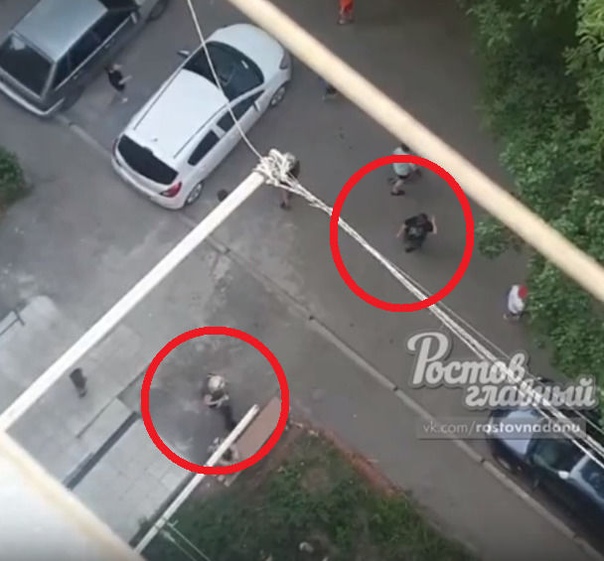 В Ростове-на-Дону дети закидали камнями старушку, которая сделала им замечание. Очевидцы рассказала, что дети каждый день «творят беспредел» и кидаются камнями, повреждая припаркованные во дворе