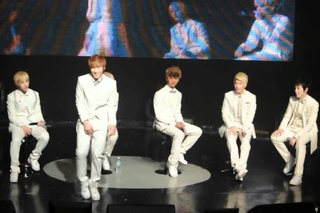 [FANCAM] 120706  Showcase in Malaysia -Jongup dance to Zelo beatbox