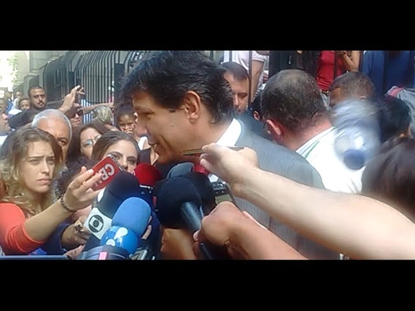 Haddad é agredido por manifestantes na saída da Catedral da Sé,