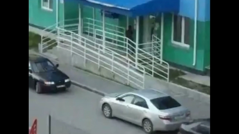 Парень бьет девушку в 8