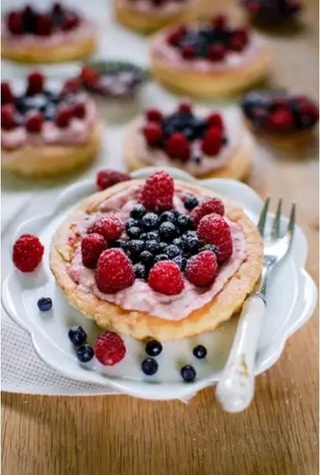 тарталетки с ягодами. красивые десерты. тарталетки с ягодами и фруктами. тарталетки с фруктами. тарталетки пирожные.