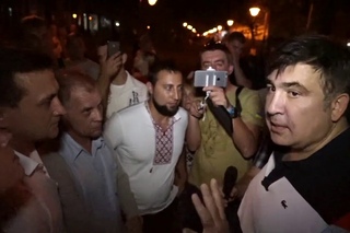 Саакашвили проехал 900 км, чтобы пожать руку капеллану Игорю Петренко