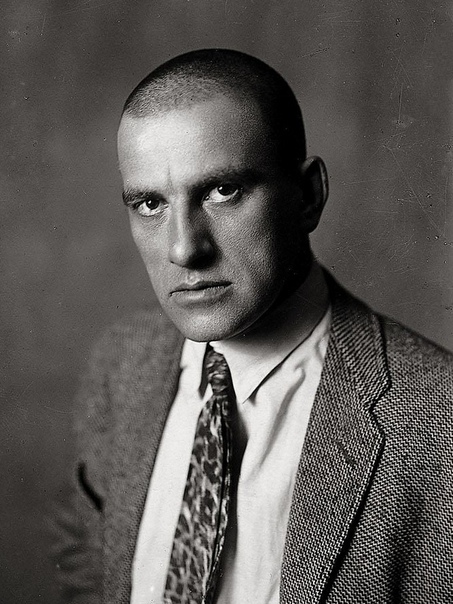 Смерть Маяковского. Москва, 14 апреля 1930 года. Сейчас может показаться странным, что у главного поэта революции не было виллы на берегу озера Комо или особняка в одном из уютнейших районов