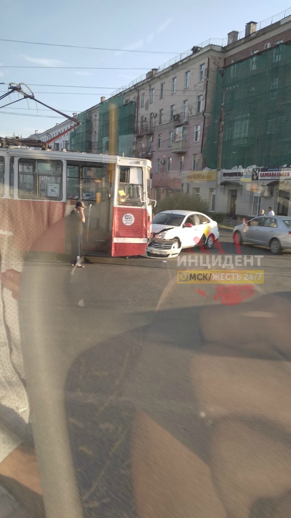 И снова ДТП с участием Яндекса у Цирка, такси яндекс vs трамвай Это картинка