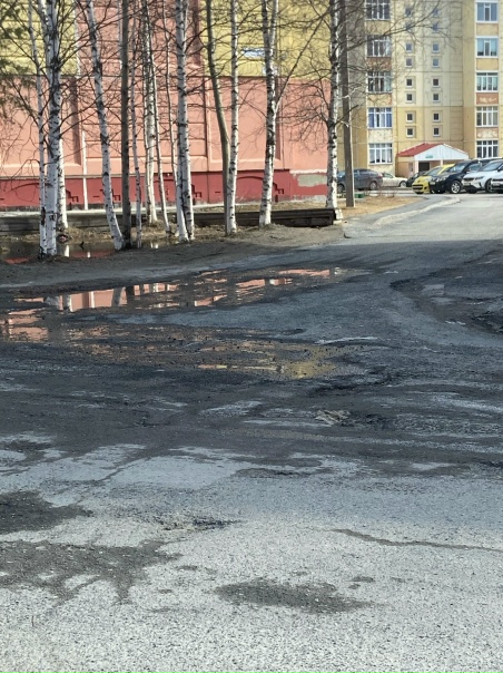 Анонимно. В районе вершины будто по луне с кратерами ходишь :)