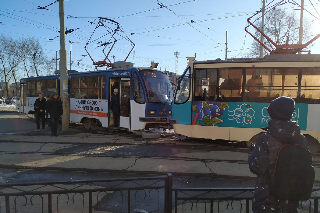В Екатеринбурге на остановке "Пионерская" столкнулись два трамвая Это картинка