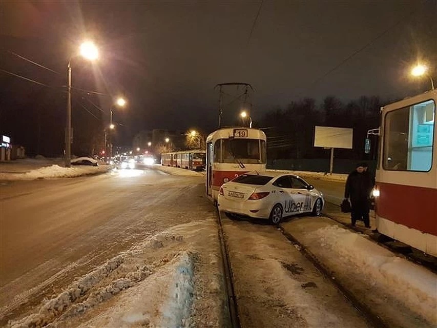 В Самаре на Ново-Вокзальной столкнулись трамвай и машина такси Это картинка