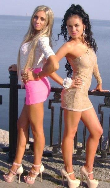 красивые подружки в мини. две девушки в коротких платьях. подруга в юбке. две девушки в миниюбках. подруга в юбке.