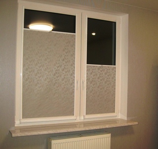 рулонные шторы закрывающиеся снизу вверх. шторы для стеклопакетов снизу. шторы для окон на первом этаже. жалюзи на лоджию с панорамным остеклением. как закрыть низ окна.