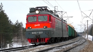 ВЛ10У-507 с грузовым поездом и приветливой бригадой